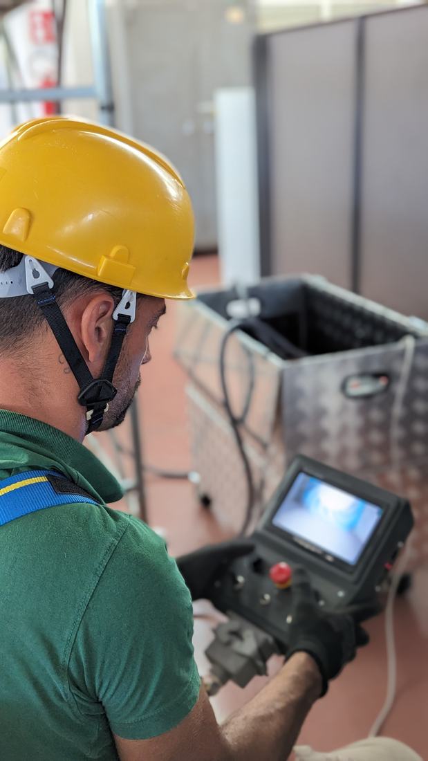 Videoispezione robotizzata della rete aeraulica. Robot di videoispezione all'interno di una canalizzazione HVAC durante il rilievo dello stato igienico — Rentacs, Service Key Group