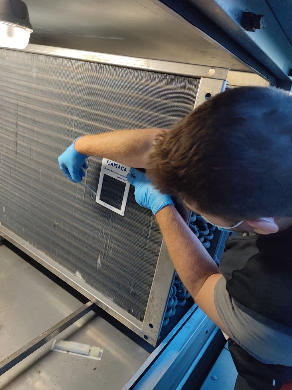 Verifica strumentale su batteria di scambio — Rentacs, Service Key Group Tecnico che esegue una verifica strumentale sulla batteria di scambio di un'unità di trattamento aria