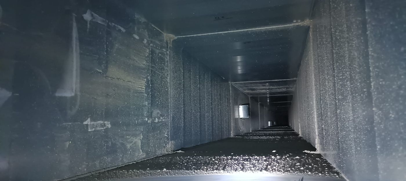 Canalizzazione aeraulica con detriti in esercizio — Rentacs, Service Key Group Interno di una canalizzazione aeraulica in esercizio con detriti e depositi sul fondo