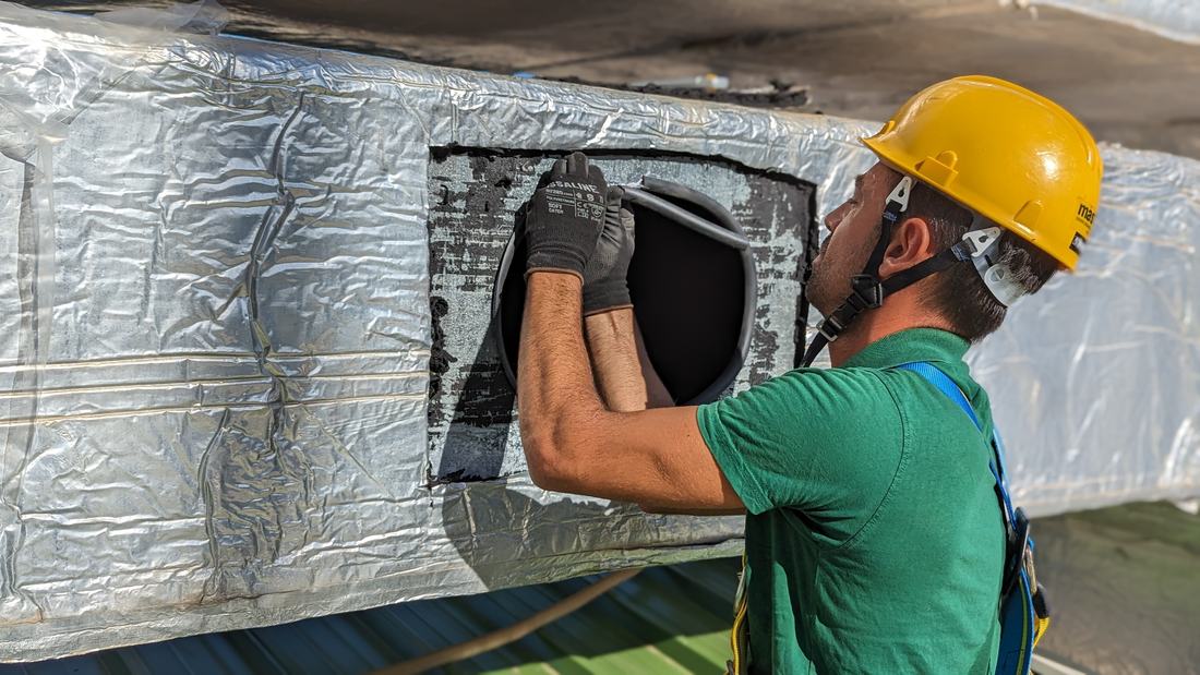 Portina a norma UNI EN 12097 sulla condotta. Portina di ispezione a tenuta a norma UNI EN 12097 installata su canalizzazione aeraulica — Rentacs, Service Key Group